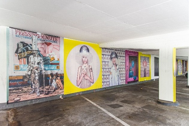 Fotoausstellung auf den Parkdecks eines Parkhauses
