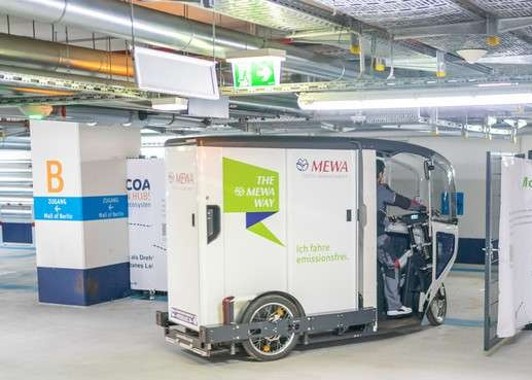 Elektrisches Lastenrad für die Last-Mile-Logistik am Parkhaus
