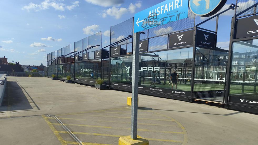 Padel-Tennis-Anlage auf dem Dach eines Parkhauses in Berlin